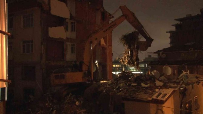 Patlama yaşanan bina iş makinalarıyla yıkıldı