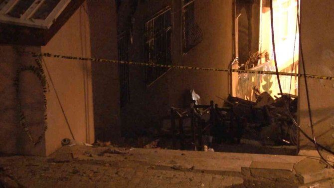 Patlama yaşanan bina iş makinalarıyla yıkıldı