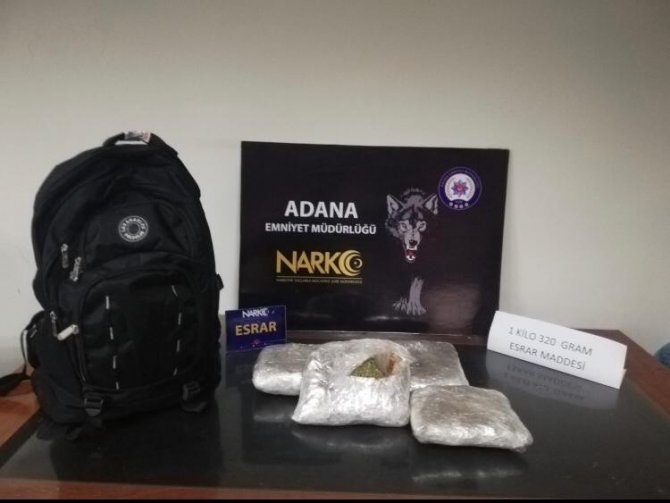 Sırt çantasından 1 kilo 320 gram esrar ele geçirildi