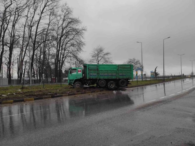 Yoldan çıkan kamyon refüje çıktı