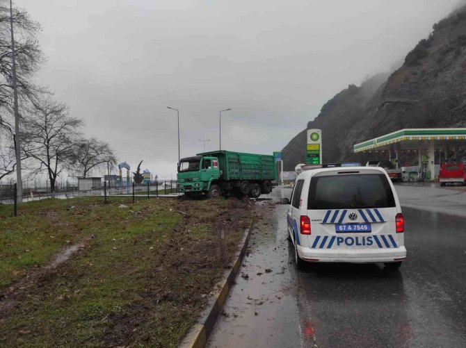 Yoldan çıkan kamyon refüje çıktı