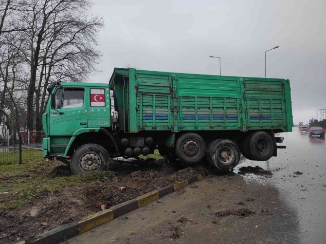 Yoldan çıkan kamyon refüje çıktı