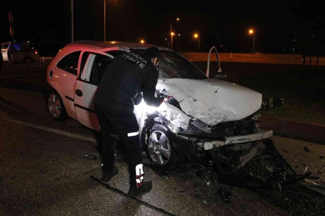 Adana otomobil ve cip çarpıştı: 3 yaralı