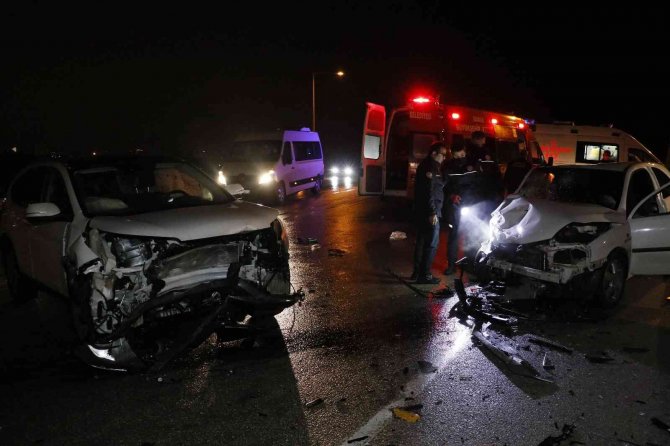 Adana otomobil ve cip çarpıştı: 3 yaralı