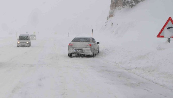 Antalya-Konya karayolu tüm araç trafiğine kapatıldı