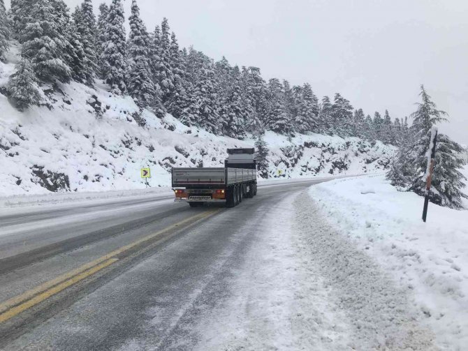 Antalya-Konya karayolu tüm araç trafiğine kapatıldı