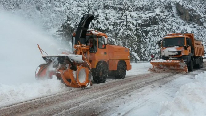 Antalya-Konya karayolu tüm araç trafiğine kapatıldı