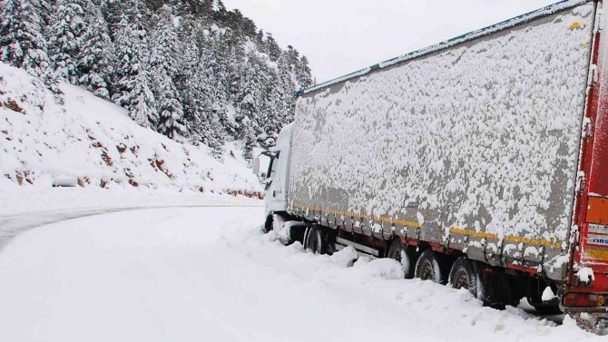 Antalya-Konya karayolu tüm araç trafiğine kapatıldı