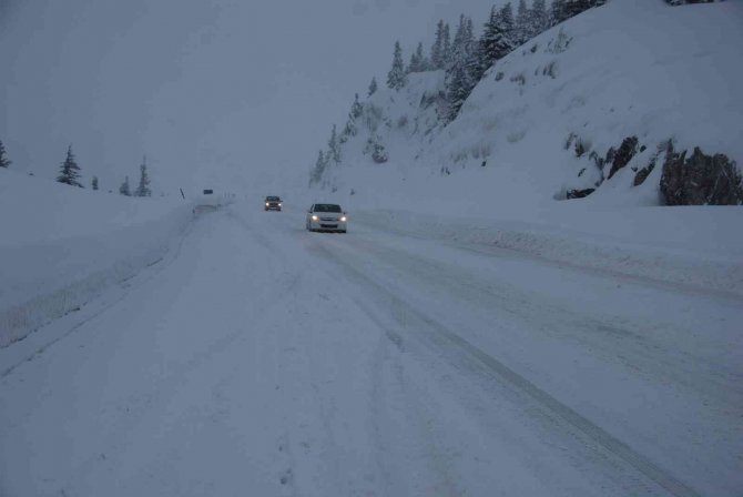 Antalya-Konya karayolu tüm araç trafiğine kapatıldı