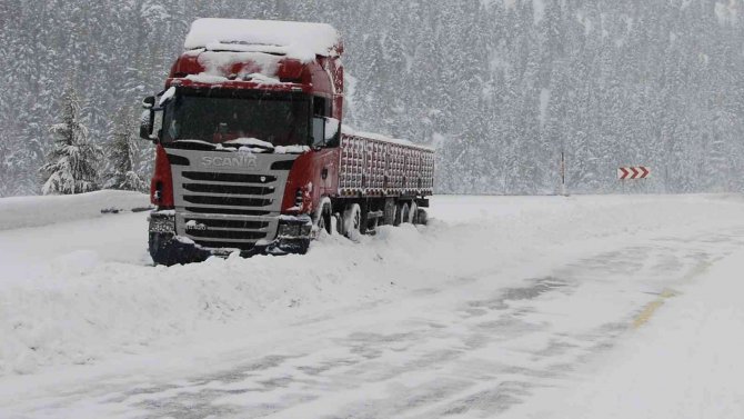 Antalya-Konya karayolu tüm araç trafiğine kapatıldı