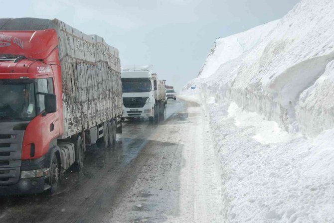 Antalya-Konya karayolu tüm araç trafiğine kapatıldı