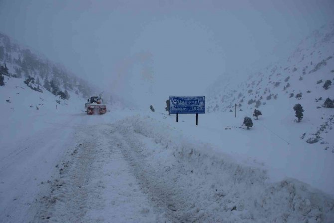 Antalya-Konya karayolu tüm araç trafiğine kapatıldı