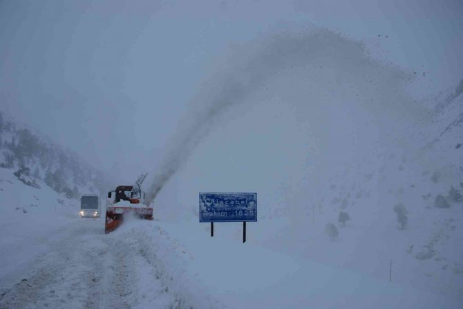 Antalya-Konya karayolu tüm araç trafiğine kapatıldı
