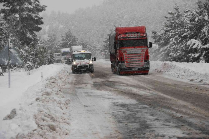 Antalya-Konya karayolu tüm araç trafiğine kapatıldı