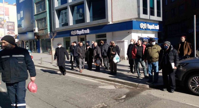 Aracın aynasının çarptığı yaşlı adam yaralandı