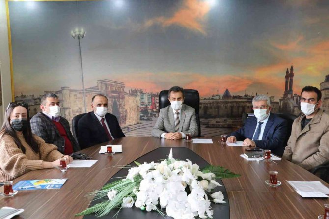 Binin üzerinde kişi eğitime geri döndü