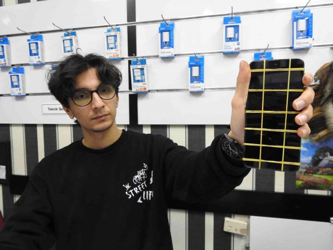 Cep telefonunun bataryası bomba gibi patladı