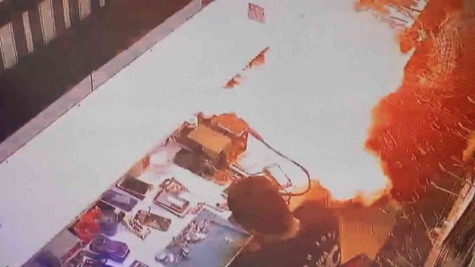 Cep telefonunun bataryası bomba gibi patladı