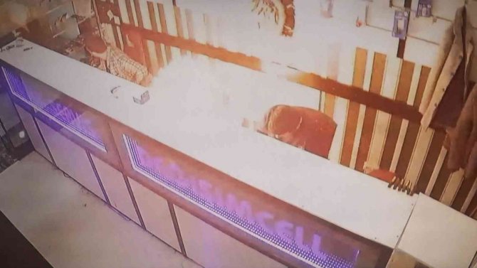 Cep telefonunun bataryası bomba gibi patladı