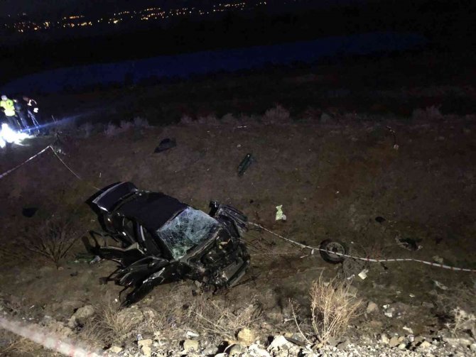 Elazığ’da şarampole uçan otomobil hurdaya döndü: 1 ölü, 3 yaralı