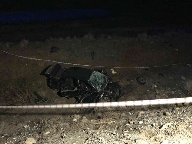 Elazığ’da şarampole uçan otomobil hurdaya döndü: 1 ölü, 3 yaralı