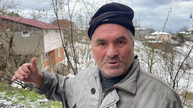 Heyelan sebebiyle 3 katlı bina hasar gördü