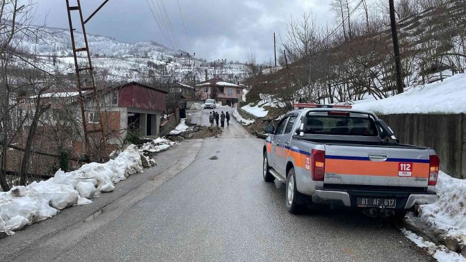 Heyelan sebebiyle 3 katlı bina hasar gördü