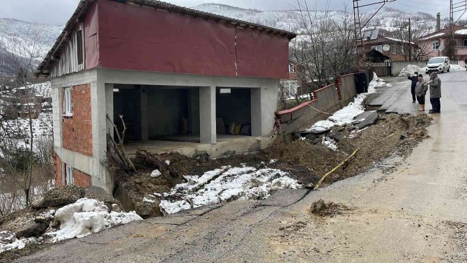 Heyelan sebebiyle 3 katlı bina hasar gördü