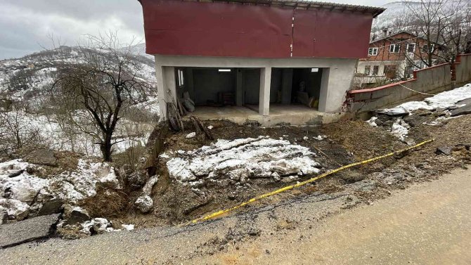 Heyelan sebebiyle 3 katlı bina hasar gördü