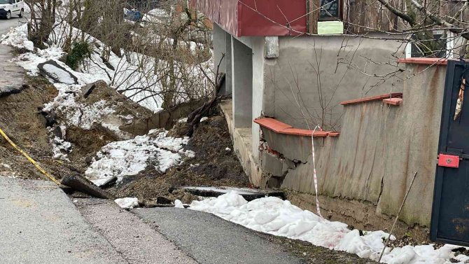 Heyelan sebebiyle 3 katlı bina hasar gördü