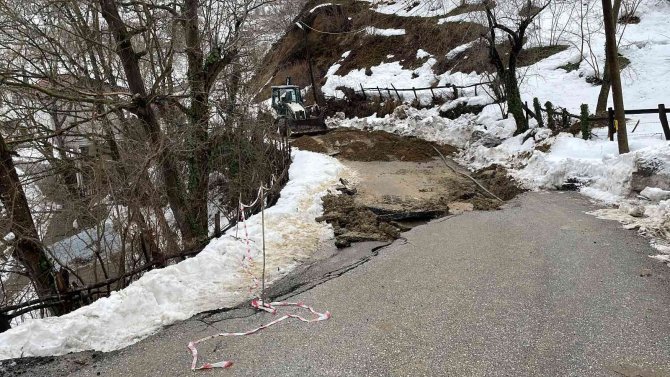 Heyelan sebebiyle 3 katlı bina hasar gördü