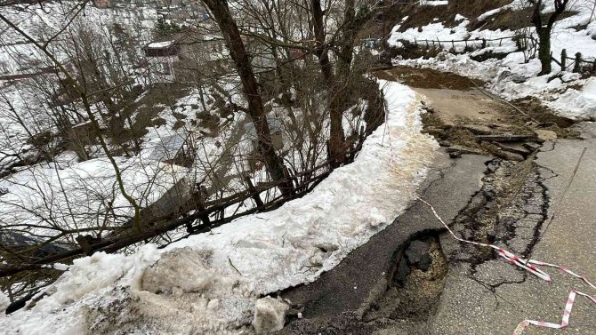 Heyelan sebebiyle 3 katlı bina hasar gördü