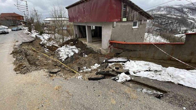 Heyelan sebebiyle 3 katlı bina hasar gördü