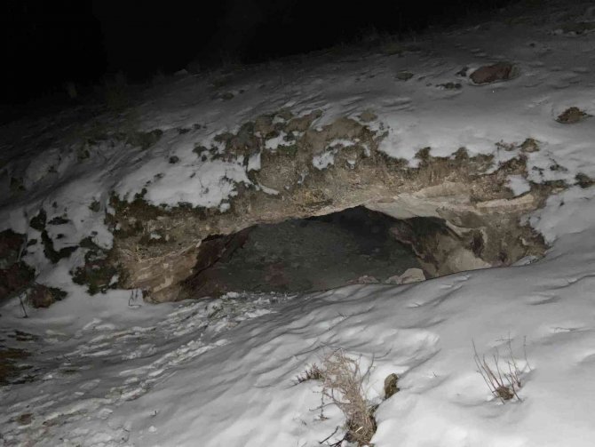 Kaçmaya çalışan define avcılarını jandarma yakaladı