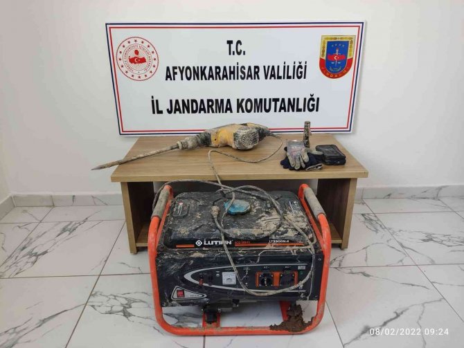 Kaçmaya çalışan define avcılarını jandarma yakaladı