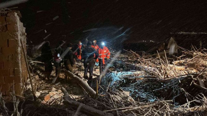 Kar yağışına dayanamayan ağıl çöktü: 13 hayvan telef oldu