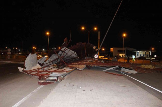 Karaman’da şiddetli rüzgar çatıları uçurdu