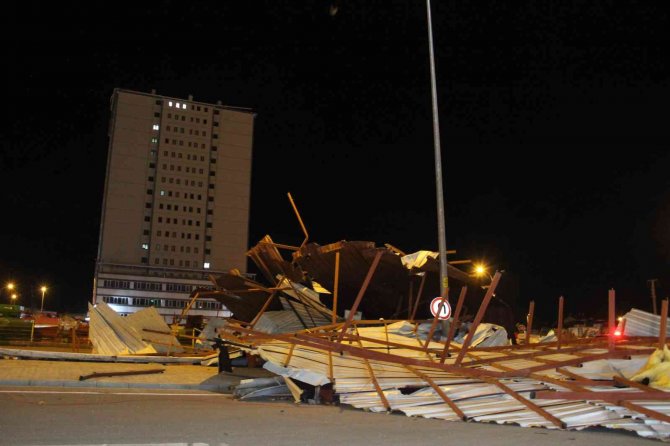 Karaman’da şiddetli rüzgar çatıları uçurdu