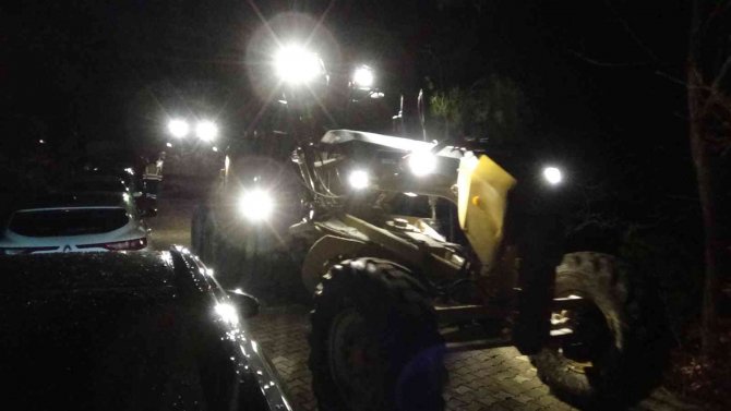 Karda mahsur kalan 21 kişiye ulaşmak için ekipler son 500 metreye ulaştı