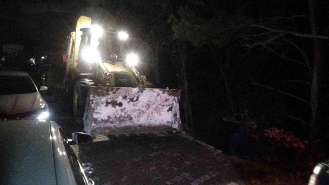 Karda mahsur kalan 21 kişiye ulaşmak için ekipler son 500 metreye ulaştı