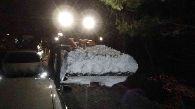 Karda mahsur kalan 21 kişiye ulaşmak için ekipler son 500 metreye ulaştı