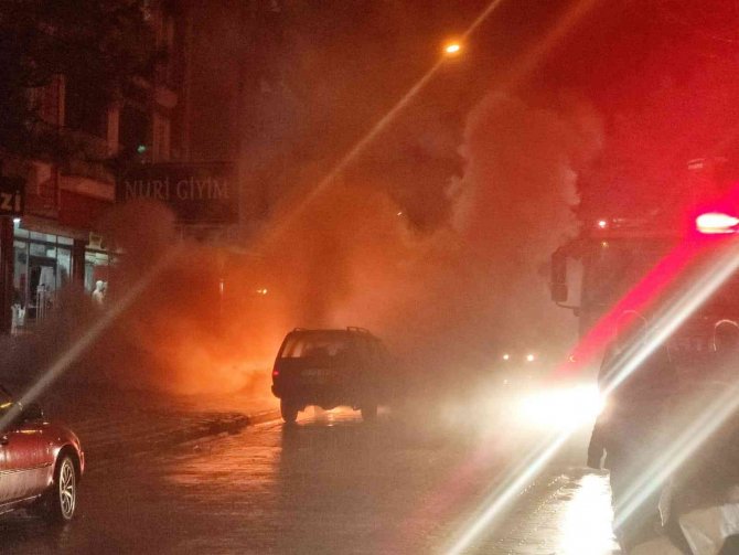 Kontağı çevirdi, otomobil alev alev yandı