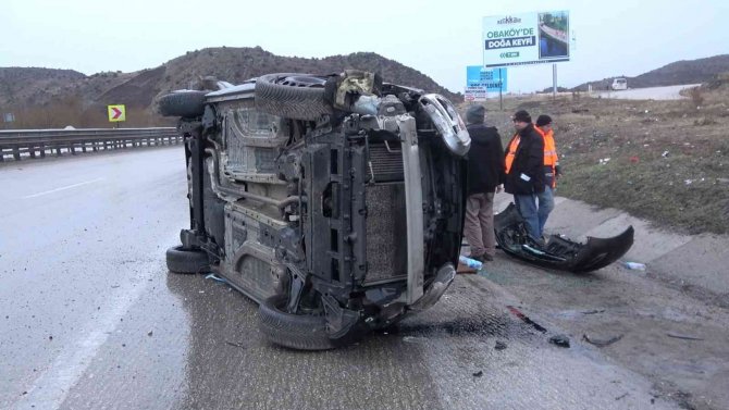 Takla atan otomobil hurdaya döndü, gurbetçi kardeşler sağ kurtuldu