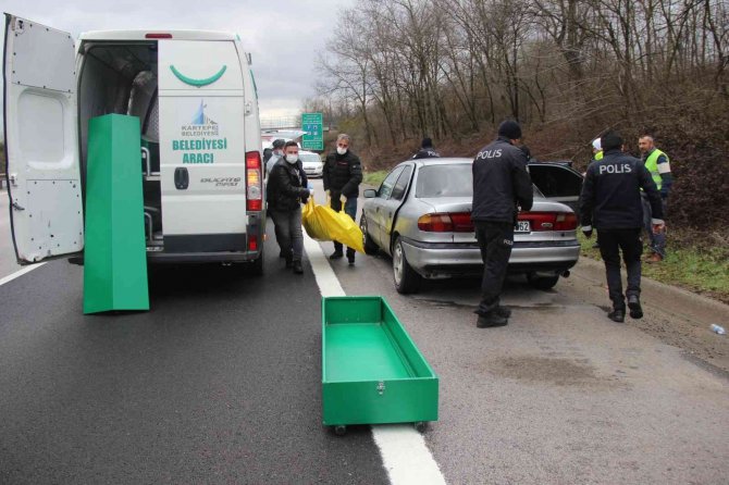 TEM’de yol ortasında duran otomobil içinde ölü bulundu