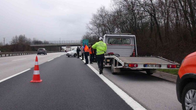 TEM’de yol ortasında duran otomobil içinde ölü bulundu