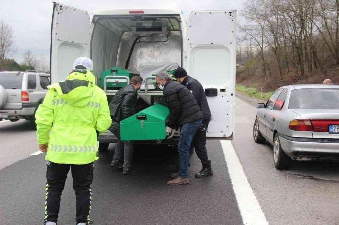 TEM’de yol ortasında duran otomobil içinde ölü bulundu