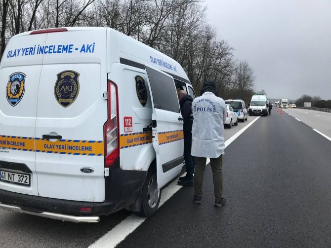 TEM’de yol ortasında duran otomobil içinde ölü bulundu