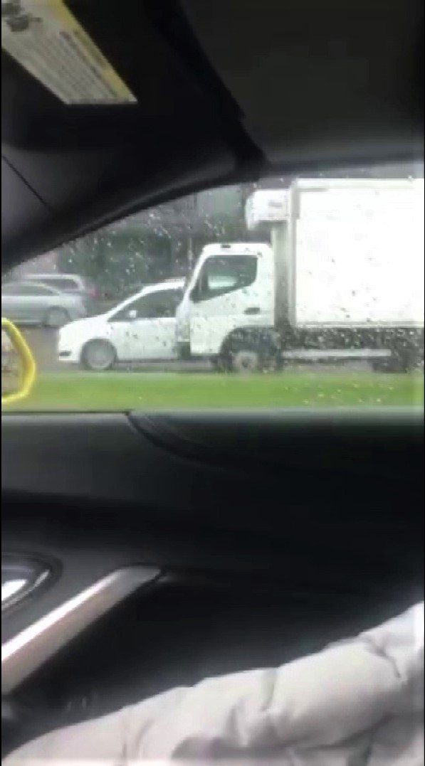 Ticari otomobil ile kamyonetin tehlikeli kapışması