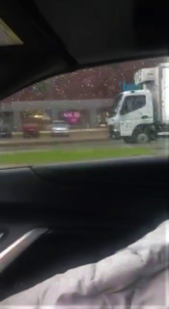 Ticari otomobil ile kamyonetin tehlikeli kapışması