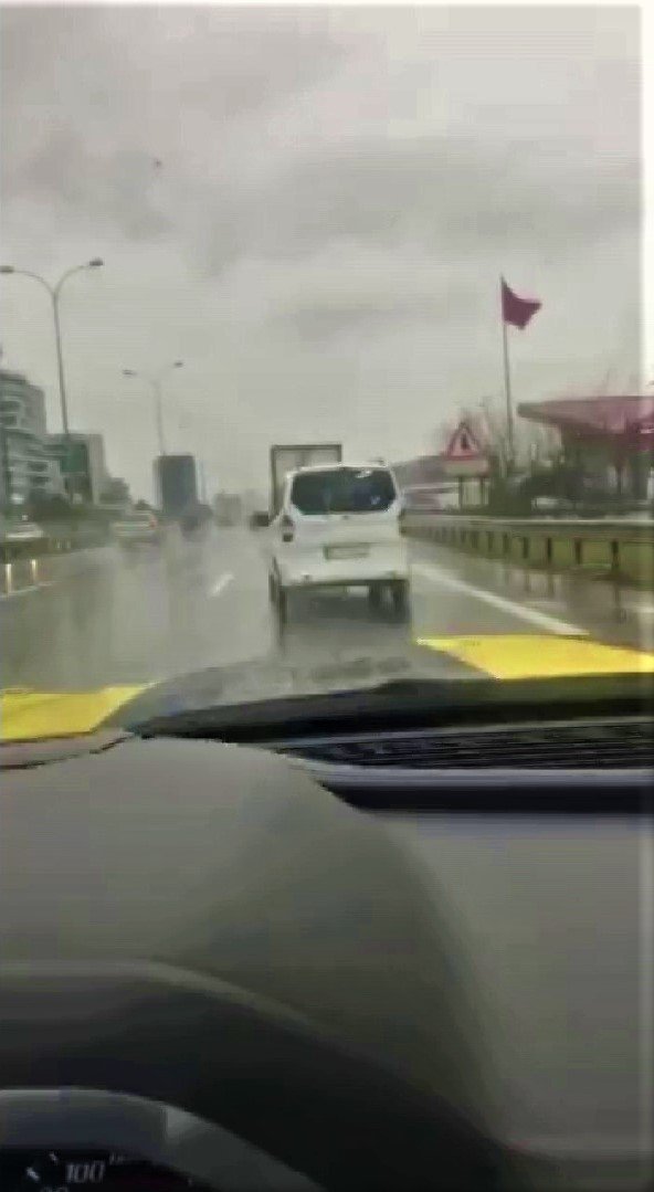 Ticari otomobil ile kamyonetin tehlikeli kapışması